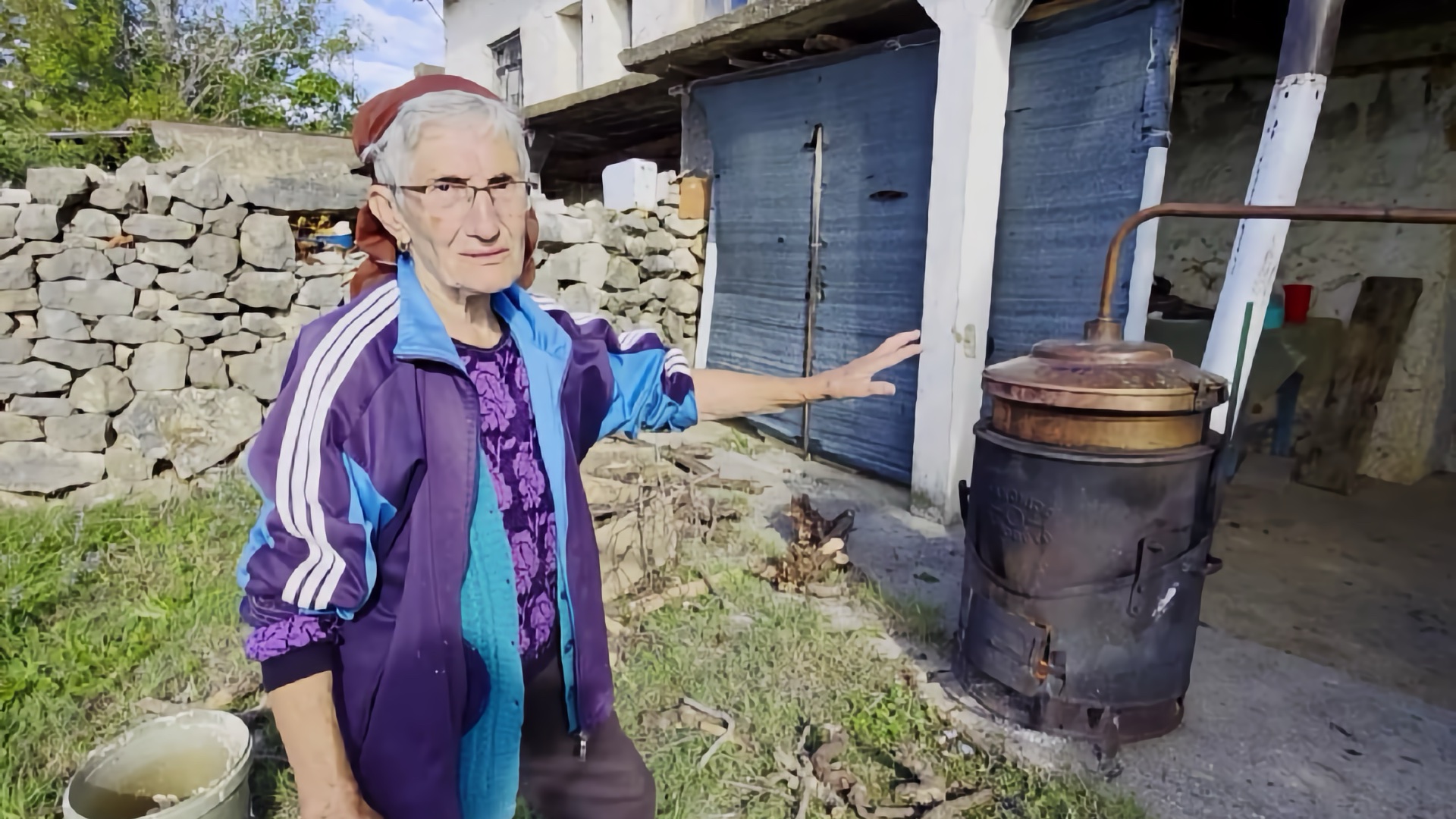 alt=“Mile i Mara iz Gornjih Hamzića peku rakiju” alt=“Kotlovi za pečenje rakije u Gornjim Hamzićima” alt=“Tradicija pečenja rakije u Hercegovini” alt=“Zajedništvo i obiteljski običaji u Gornjim Hamzićima”