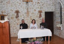alt="Simpozij u Gradnićima povodom 250. obljetnice matičnih knjiga župe Brotnjo" alt="Predavači dr. fra Robert Jolić i dr. sc. Dijana Pinjuh na simpoziju u Gradnićima" alt="Publika u staroj crkvi sv. Blaža tijekom simpozija u Gradnićima"