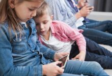 • Dijete s mobitelom pogrbljeno nad ekranom – ilustracija sindroma “text neck” • Logoped radi s djetetom na razvoju govora – savjeti za roditelje • Djeca u igri na otvorenom – važnost kretanja i fizičke aktivnosti