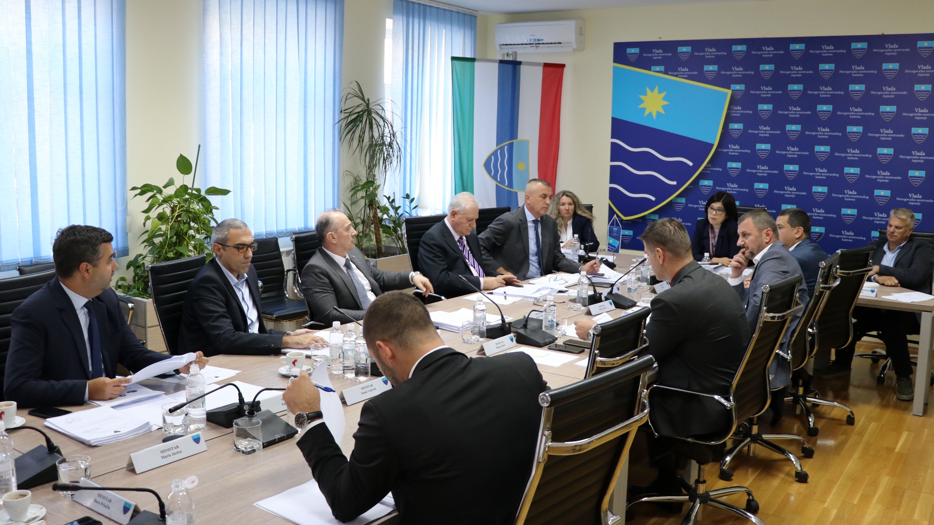 VLADA HNŽ Imenovani pregovarački timovi i usvojene ključne odluke o zdravstvu, obrazovanju i socijalnim programima VLADA HNŽ Imenovani pregovarački timovi i usvojene ključne odluke o zdravstvu, obrazovanju i socijalnim programima