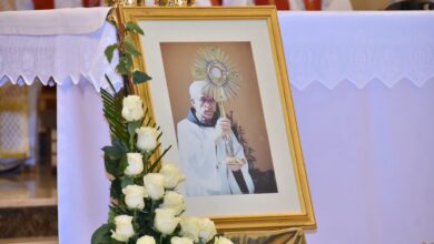 Vjernici na Križevcu u Međugorju tijekom Dana sjećanja na fra Slavka Barbarića