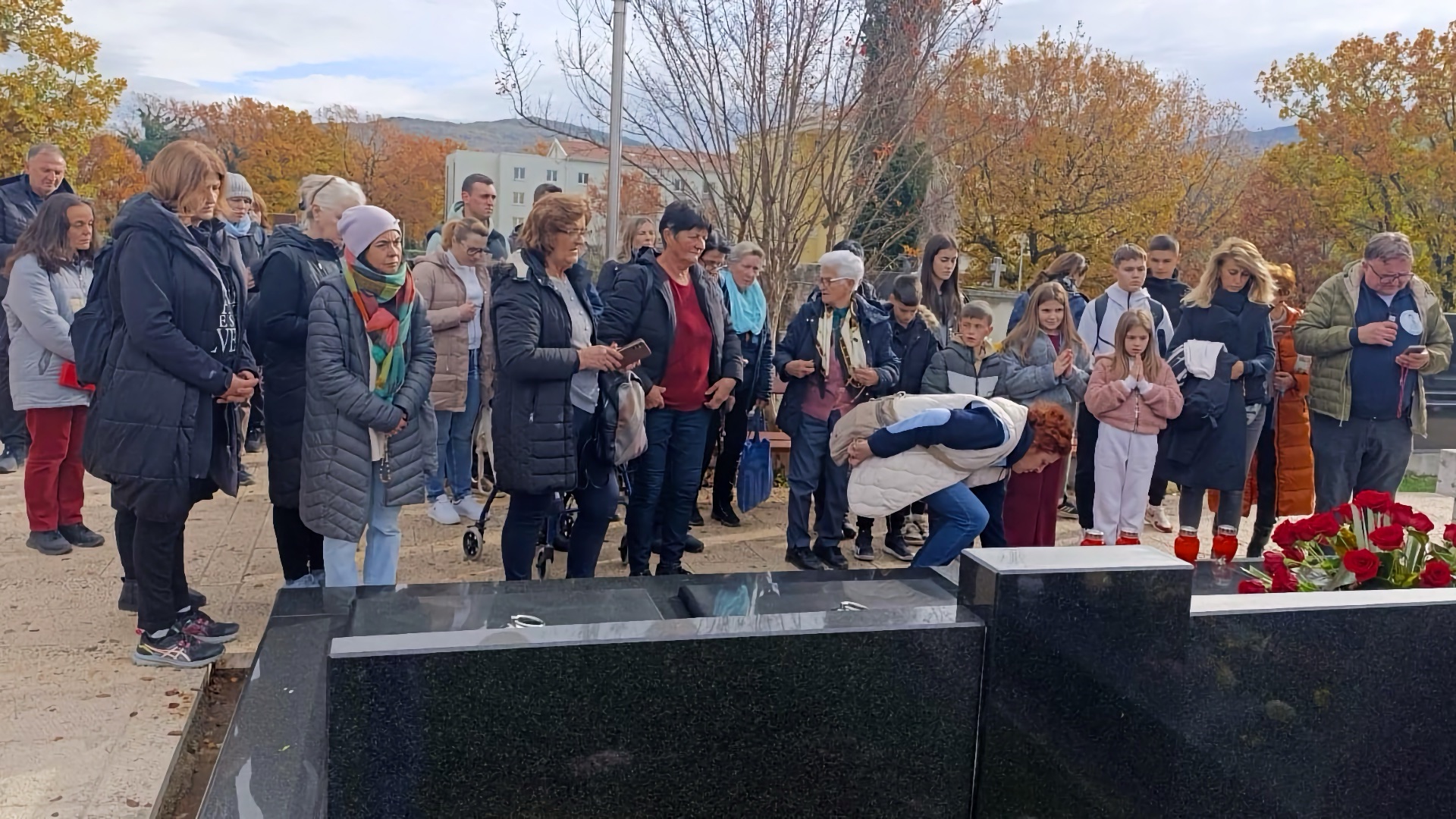 Sudionici molitvenog hoda od Dragićine do Međugorja u molitvi i pjesmi na 25. obljetnicu smrti fra Slavka Barbarića, ispred njegova groba na groblju Kovačica.