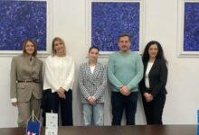 Studentica Dora Pinjuh prima čestitke Uprave Filozofskog fakulteta Sveučilišta u Mostaru povodom nagrade Federalnog ministarstva obrazovanja i znanosti za najbolje studentice FBiH.