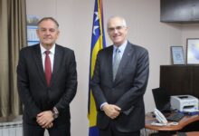 Predsjedatelj Tomislav Martinović i veleposlanik Richard Holtzapple tijekom sastanka u Domu naroda PFBiH