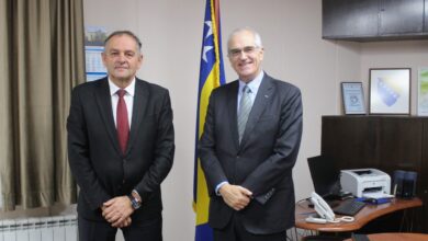 Predsjedatelj Tomislav Martinović i veleposlanik Richard Holtzapple tijekom sastanka u Domu naroda PFBiH