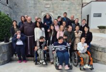 Djeca iz Udruge Susret Čitluk u posjetu Arheološkom muzeju na Humcu uz fra Miru Šegu