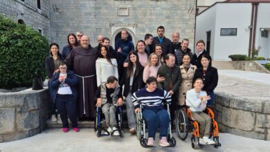 Djeca iz Udruge Susret Čitluk u posjetu Arheološkom muzeju na Humcu uz fra Miru Šegu