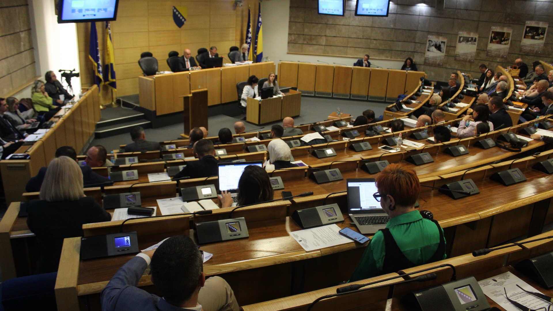 DOM NARODA FBiH Izaslanici HNS-a BiH osudili napad Harisa Zahiragića na novinarku RTV Herceg-Bosne