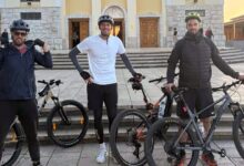 Lovre Kalinić biciklom ispred crkve sv. Jakova u Međugorju