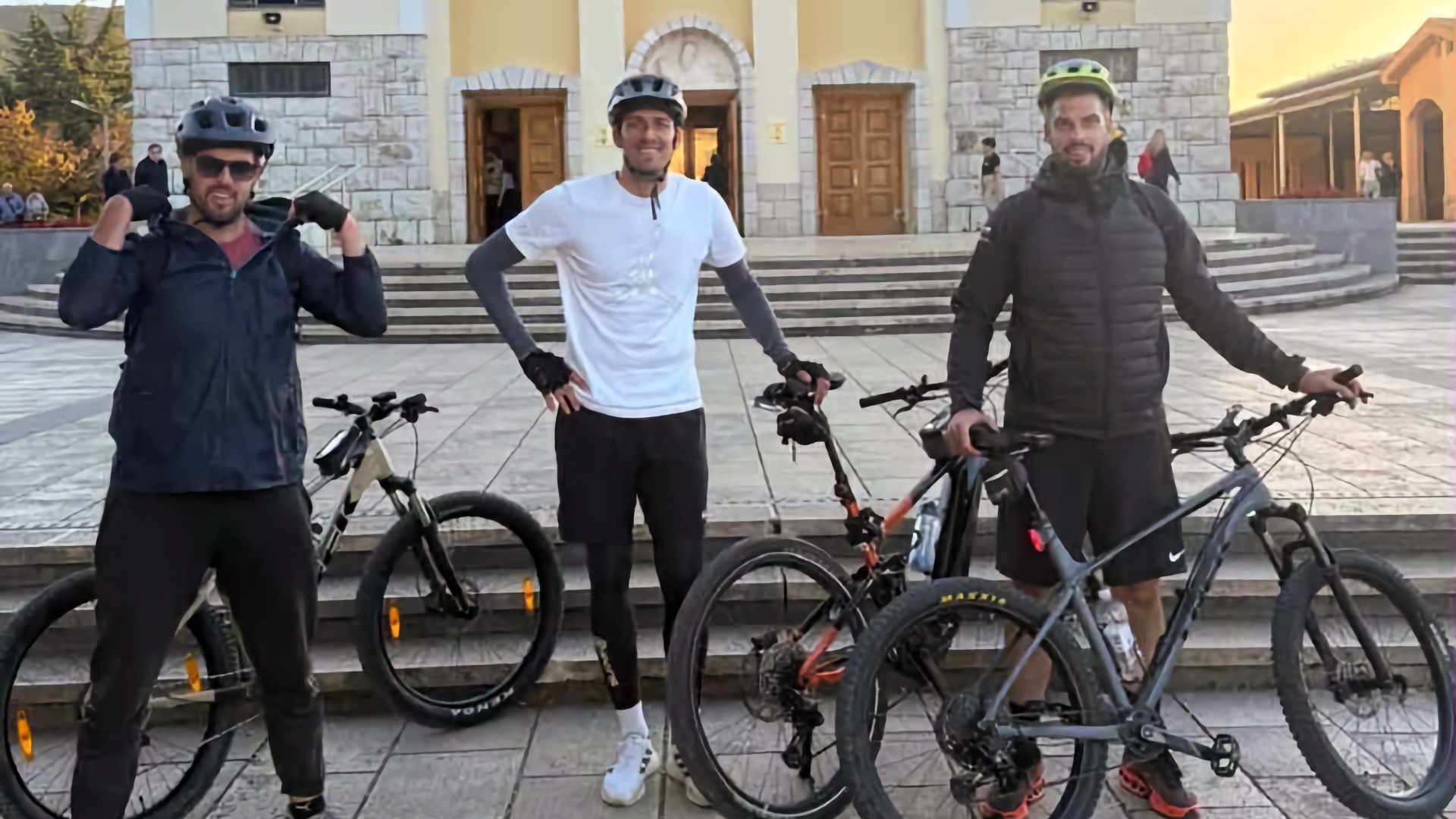 Lovre Kalinić biciklom ispred crkve sv. Jakova u Međugorju