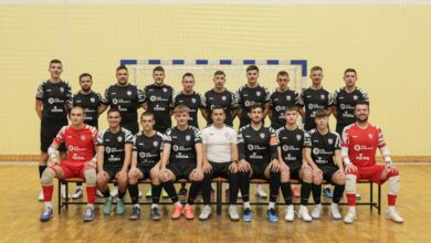 Igrači MNK Brotnjo prije utakmice doigravanja protiv MNK Banovići uz prikaz rezultata 11:6 i strijelaca