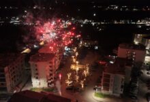 Paljenje prve adventske svijeće na Trgu pape Ivana Pavla II u Čitluku