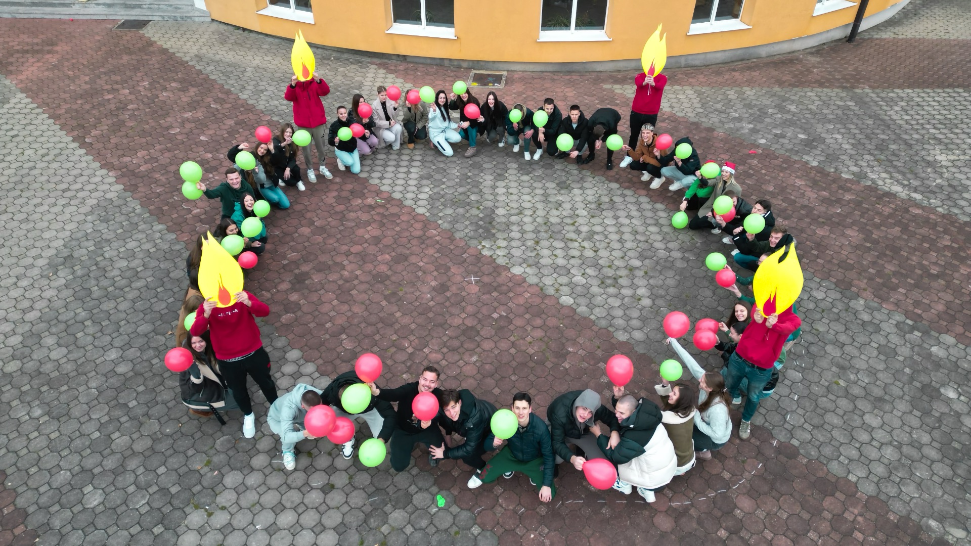 Živi adventski vijenac maturanata SŠ dr. fra Slavka Barbarića u dvorištu škole u Čitluku