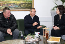 Predstavnici Udruge OSI MEN Hercegovine uručuju zahvalnicu predsjednici Vlade HNŽ Mariji Buhač za potporu projektu pčelarstva i apiturizma.