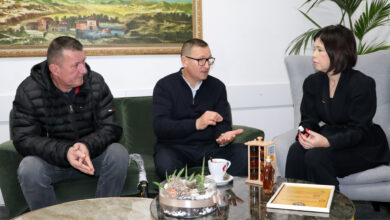 Predstavnici Udruge OSI MEN Hercegovine uručuju zahvalnicu predsjednici Vlade HNŽ Mariji Buhač za potporu projektu pčelarstva i apiturizma.