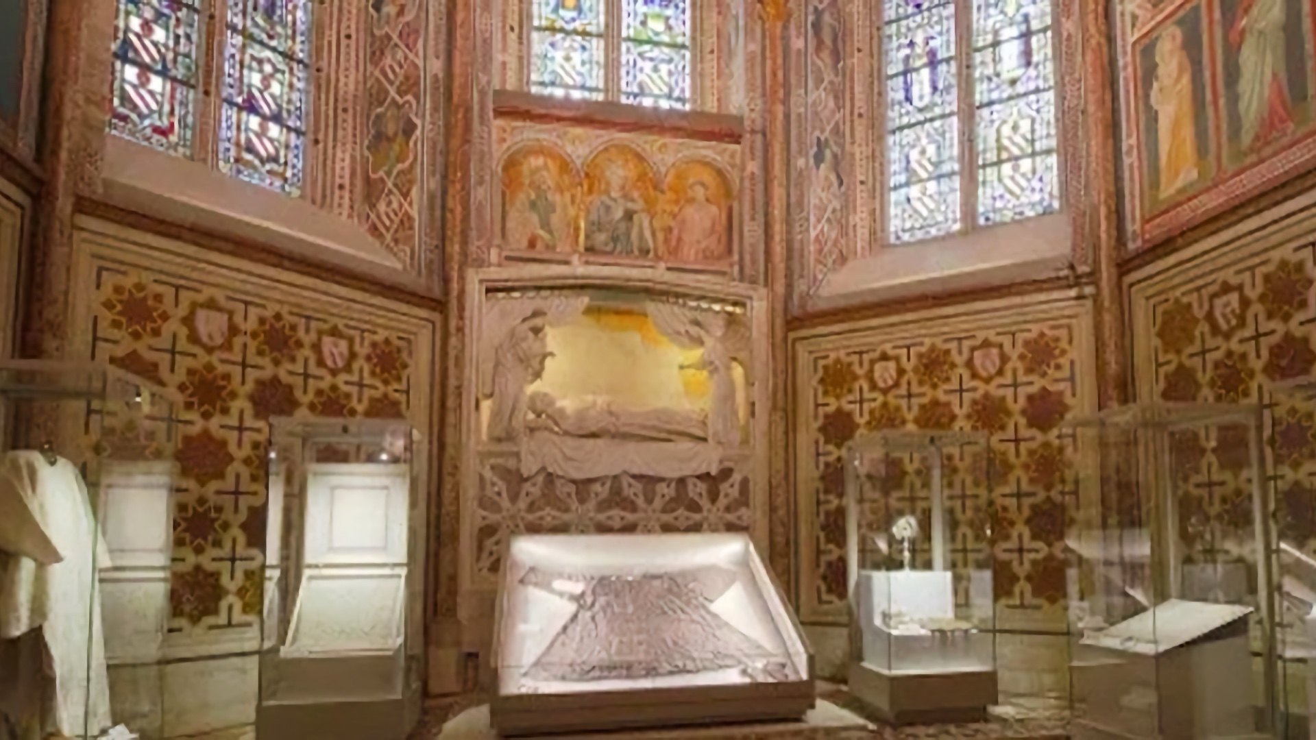 Skelet svetog Franje Asiškog od nedjelje će prvi put u potpunosti biti izložen javnosti, a očekuje se da će taj događaj privući stotine tisuća posjetitelja iz cijelog svijeta. Posmrtni ostaci svetog Franje izloženi su u Bazilici svetog Franje u Asizu, u posebnom pleksiglasnom kovčegu ispunjenom dušikom, s latinskim natpisom „Corpus Sancti Francisci“ (Tijelo svetog Franje). Sveti Franjo, koji je preminuo 3. listopada 1226. godine, osnovao je franjevački red nakon što se odrekao bogatstva i posvetio život siromašnima. Direktor komunikacija franjevačkog samostana u Asizu Giulio Cesareo izjavio je kako se nada da će izložba biti „značajno iskustvo“ i za vjernike i za nevjernike. Cesareo je naglasio da oštećeno i „istrošeno“ stanje kostiju pokazuje kako se sveti Franjo „u potpunosti predao“ svom životnom pozivu. Njegovi posmrtni ostaci, koji će biti izloženi do 22. ožujka, preneseni su u baziliku 1230. godine, no njegov grob ponovno je otkriven tek 1818. godine, nakon tajnih iskapanja. Dosad su kosti svetog Franje bile izložene samo jednom, i to 1978. godine, vrlo ograničenoj publici i samo jedan dan. Relikvije su inače skrivene od pogleda, no sada su izvađene iz metalnog kovčega u kripti bazilike te postavljene u prozirnu, dodatno zaštićenu staklenu vitrinu otpornu na metke i provale. Posmrtni ostaci bit će pod stalnim videonadzorom, a rasvjeta u crkvi ostaje prigušena kako bi se očuvala njihova sigurnost i stanje. Stručnjaci ističu da izložba neće utjecati na očuvanje kostiju jer se nalaze u hermetički zatvorenom kovčegu. Sveti Franjo zaštitnik je Italije, a 4. listopada bit će vraćen državni praznik povodom 800. obljetnice njegove smrti. Već je najavljeno gotovo 400.000 posjeta iz cijelog svijeta, ponajviše iz Italije, ali i iz Brazila, Sjeverne Amerike i Afrike. Tijekom mjesec dana trajanja izložbe očekuje se da će broj posjetitelja dosezati oko 15.000 radnim danima te do 19.000 vikendom, što je višestruko više od uobičajenog broja posjeta Bazilici svetog Franje.