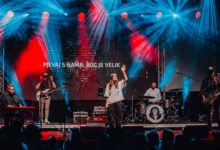 Grupa Emanuel tijekom slavljenja pred publikom u dvorani Hrvatskog doma Stjepan Herceg Kosača u Mostaru.