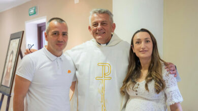 Josip i Marijana Grgić iz Čitluka na susretu za bračne parove na Humcu zajedno s don Ivanom Filipovićem