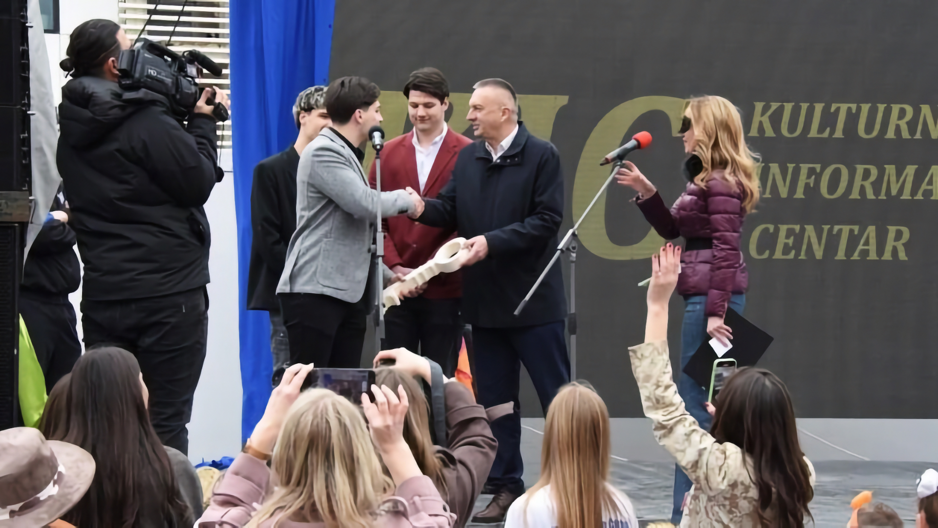 Karnevalska povorka djece i učenika u šarenim kostimima na Broćanskom trgu u Čitluku tijekom manifestacije „Karneval u Brotnju – Budi što želiš“.