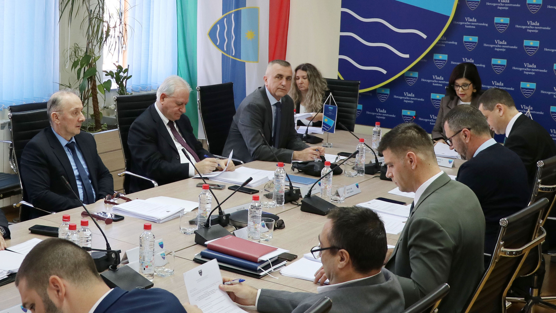 Sjednica Vlade Hercegovačko-neretvanske županije na kojoj su usvojeni nacrti zakona o porezu na promet nekretnina i najmu stana te donesene odluke o financijskim potporama.