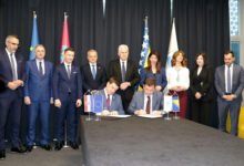 Potpisivanje ugovora o financiranju mosta u Čapljini i razvoja Zračne luke Mostar uz nazočnost Olega Butkovića i dužnosnika HNŽ-a