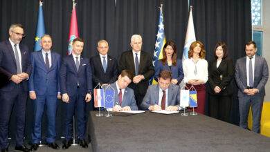 Potpisivanje ugovora o financiranju mosta u Čapljini i razvoja Zračne luke Mostar uz nazočnost Olega Butkovića i dužnosnika HNŽ-a