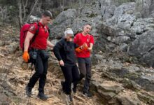 HGSS Čitluk Međugorje intervencija na Križevcu – spašavatelji pružaju pomoć ozlijeđenoj hodočasnici iz Italije.