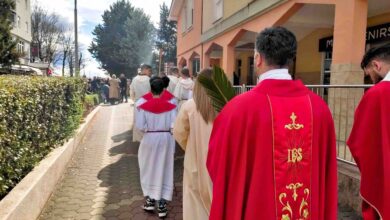 Cvjetnica u Međugorju – vjernici u procesiji s maslinovim grančicama ispred crkve sv. Jakova