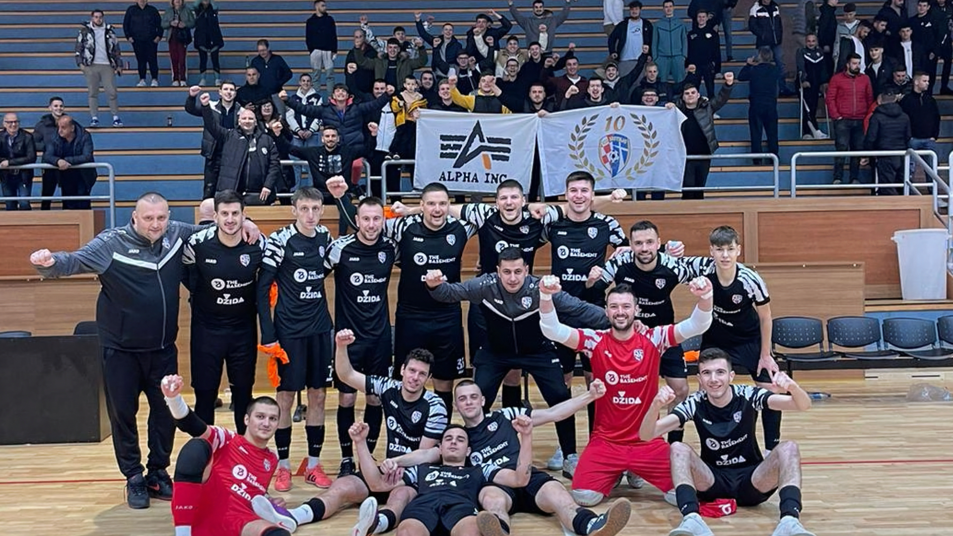 Igrači MNK Brotnjo slave pobjedu 6:5 protiv MNK Hercegovina Široki Brijeg u hercegovačkom derbiju u Ljubuškom.