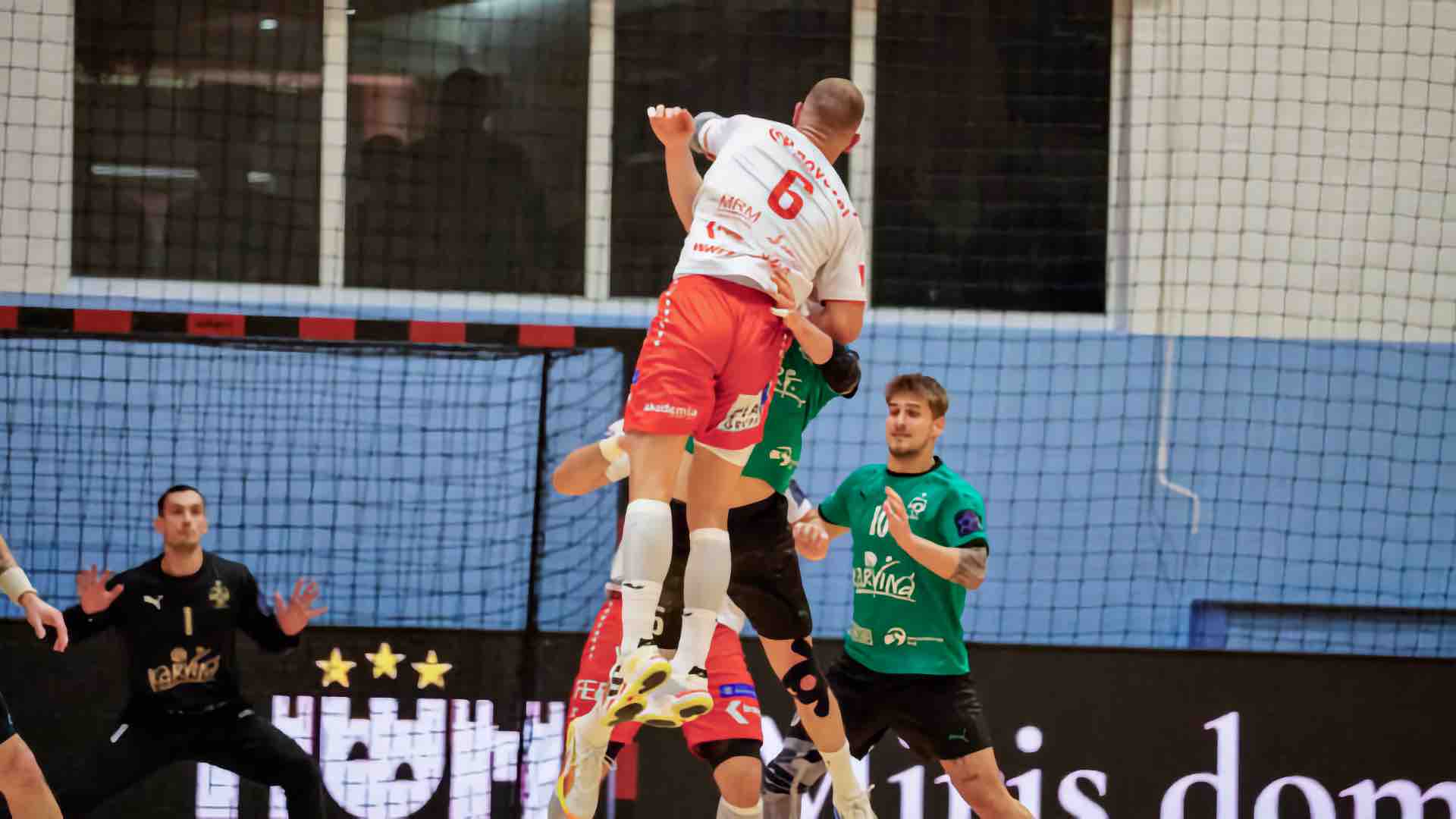 Filip Odak u dresu Izviđača postiže pogodak protiv Karvine u EHF European Cupu