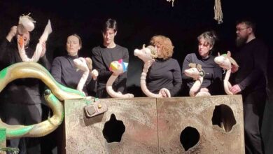 Učenici PŠ Blatnica prate lutkarsku predstavu “Samo puhni u rog” Lutkarskog kazališta Mostar