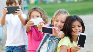 Djeca koriste pametne telefone i društvene mreže – rasprava o zabrani za mlađe od 15 godina u BiH