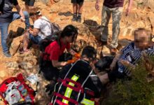 HGSS spašavatelji pružaju pomoć ozlijeđenoj hodočasnici na Brdu ukazanja u Međugorju