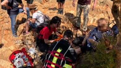 HGSS spašavatelji pružaju pomoć ozlijeđenoj hodočasnici na Brdu ukazanja u Međugorju