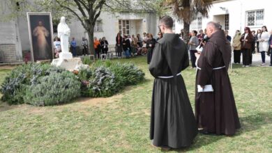 Vjernici mole krunicu Božjeg milosrđa ispred crkve Krista Kralja u Čitluku