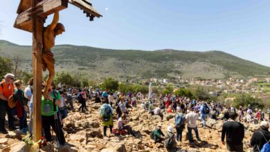 Hodočasnici u molitvi ispred crkve sv. Jakova u Međugorju tijekom uskrsnog vremena