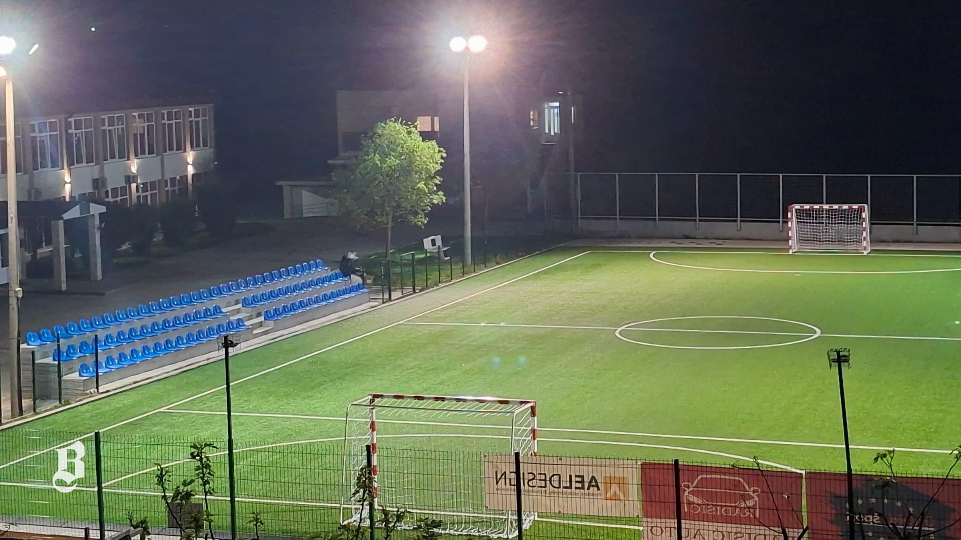 Nove stolice na istočnoj tribini SRC Čerin u Čerinu nakon realizacije projekta Futsal Akademije Župe Čerin