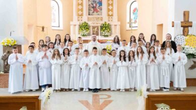 ALT opis fotografije: Prvopričesnici u bijelim haljinama tijekom mise Prve svete pričesti u župi sv. Stjepana Prvomučenika u Čerinu