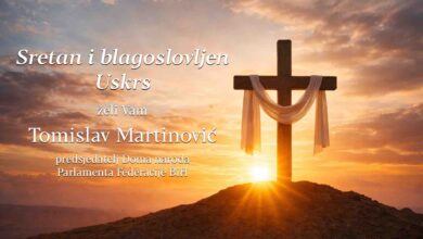Tomislav Martinović uskrsna čestitka – križ na brdu uz izlazak sunca kao simbol Uskrsa i nade