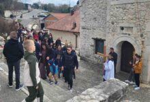 Put Križa od rodne kuće fra Didaka Buntića do župne crkve u Gradnićima uz sudjelovanje mnoštva vjernika