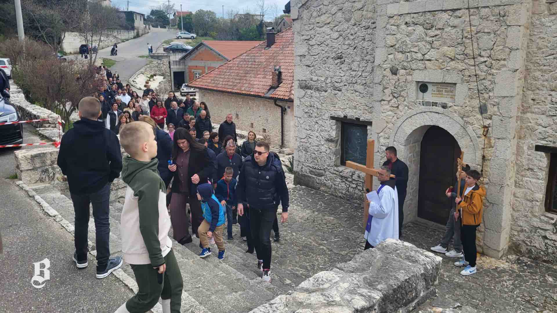 Put Križa od rodne kuće fra Didaka Buntića do župne crkve u Gradnićima uz sudjelovanje mnoštva vjernika