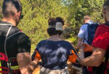 HGSS spašavatelji pružaju pomoć ozlijeđenoj osobi na Križevcu u Međugorju