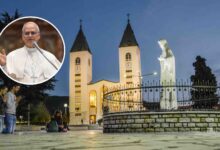Vjernici u crkvi sv. Jakova u Međugorju tijekom molitve i klanjanja za mir u zajedništvu s papom Lavom XIV.