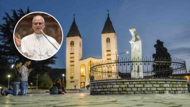 Vjernici u crkvi sv. Jakova u Međugorju tijekom molitve i klanjanja za mir u zajedništvu s papom Lavom XIV.