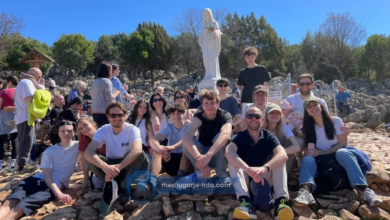 Obitelj na hodočašću u Međugorju ispred crkve sv. Jakova tijekom uskrsnog razdoblja