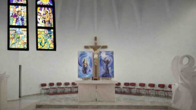 Crkva sv. Franje u Donjoj Blatnici – oltar i vitraji prije blagoslova