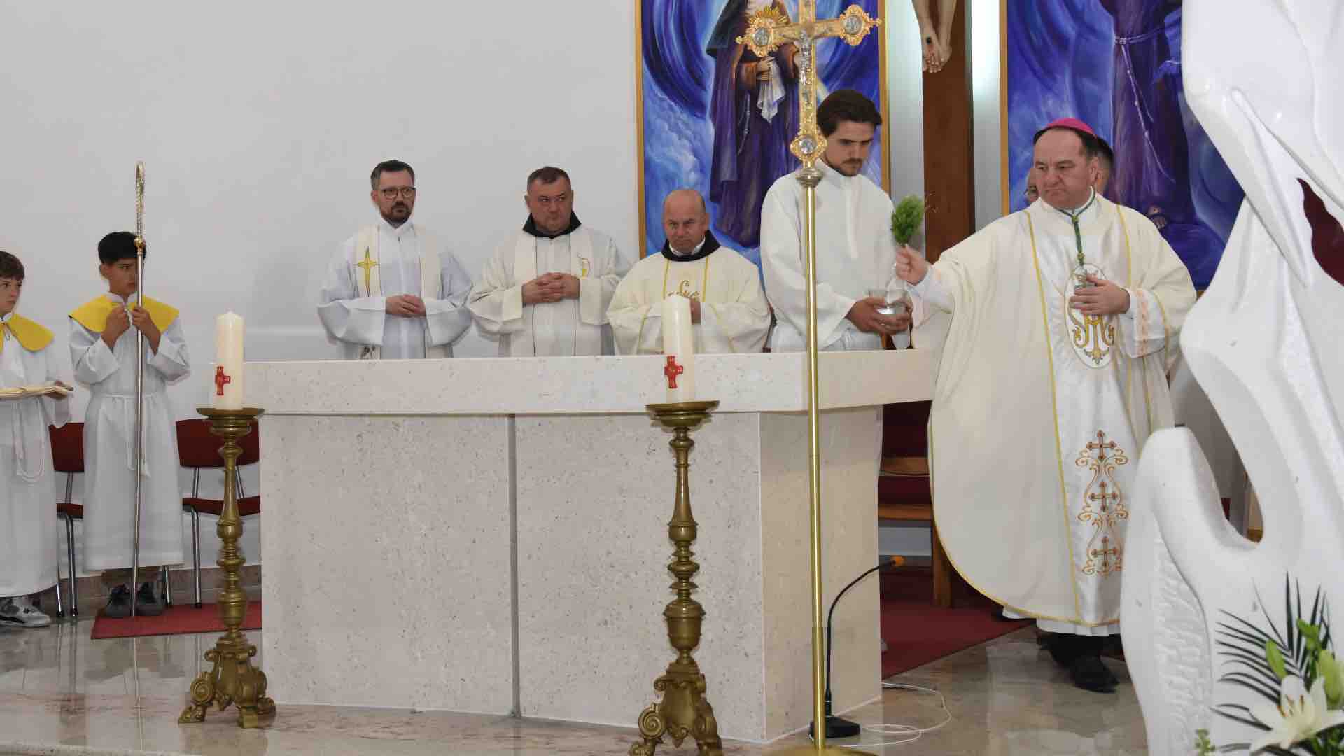 Blagoslov oltara i vitraja u crkvi sv. Franje u Donjoj Blatnici predvodio biskup Petar Palić
