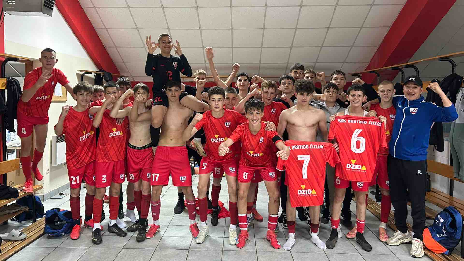 Pioniri HNK Brotnjo slave pobjedu protiv Zrinjskog na stadionu Bare u Čitluku nakon uvjerljivih 3:0 uz dva gola Mate Anđelića