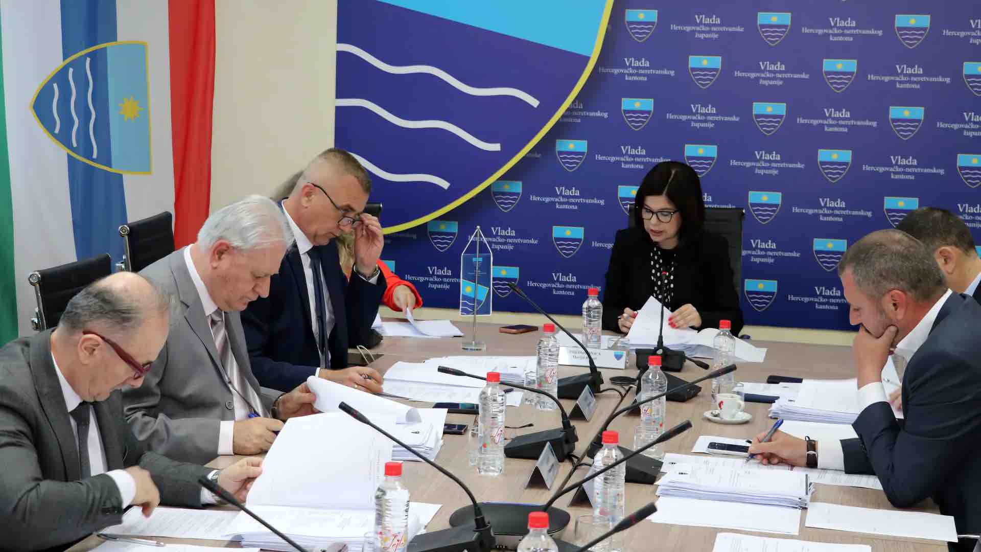 Sjednica Vlade Hercegovačko-neretvanske županije na kojoj su usvojene odluke o smanjenju duga i potporama gospodarstvu i obrazovanju