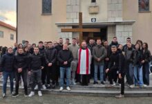 Vjernici sudjeluju u pobožnosti Puta križa od Dugandžića groblja u Dragićini do župne crkve u Čerinu na Veliki petak